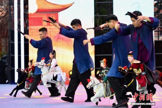 图为国内木偶表演团队上台表演提线木偶戏。中新社记者 王东明 摄 图为国内木偶表演团队上台表演提线木偶戏。中新社记者 王东明 摄