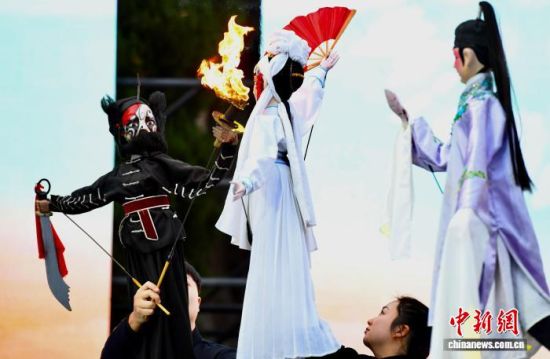 图为国内木偶表演团队上台精彩演出。中新社记者 王东明 摄 图为国内木偶表演团队上台精彩演出。中新社记者 王东明 摄