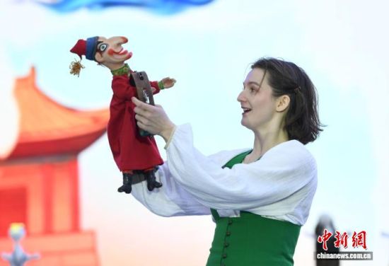 图为国外木偶表演团队演员上台精彩演出。中新社记者 王东明 摄 图为国外木偶表演团队演员上台精彩演出。中新社记者 王东明 摄