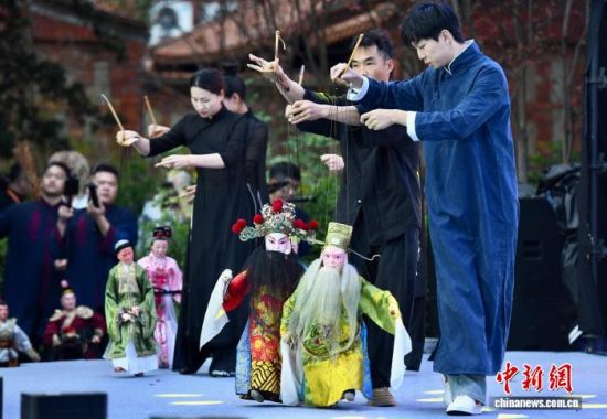 图为国内木偶表演团队上台表演提线木偶戏。中新社记者 王东明 摄 图为国内木偶表演团队上台表演提线木偶戏。中新社记者 王东明 摄