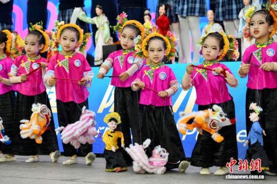 图为小朋友上台表演提线木偶戏。中新社记者 王东明 摄 图为小朋友上台表演提线木偶戏。中新社记者 王东明 摄