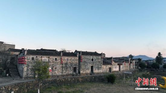 图为和平古镇保存完好的明清古建筑一角。（无人机航拍）万琪 摄