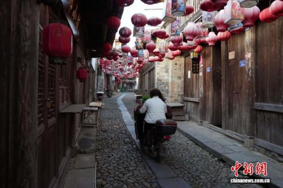 图为和平古镇青石板路。万琪 摄