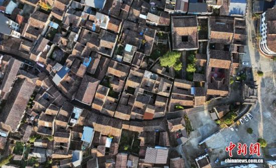 图为和平古镇保存完好的明清古建筑群。(无人机航拍)万琪 摄