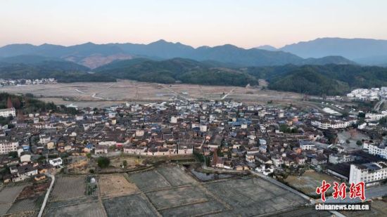 图为和平古镇保存完好的明清古建筑群。(无人机航拍)万琪 摄