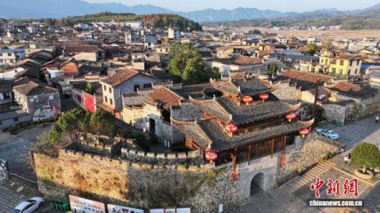 图为和平古镇保存完好的明清古建筑群。(无人机航拍)万琪 摄