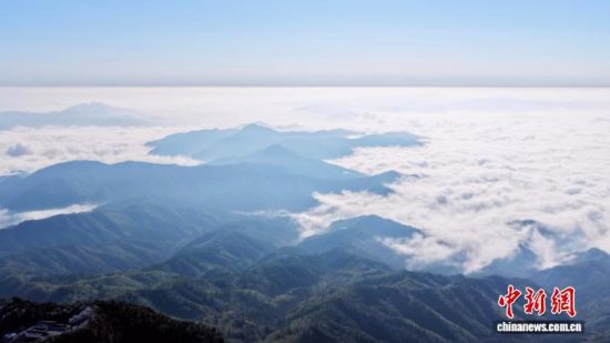 1月3日，福建南平顺昌县宝山风景名胜区云雾翻涌，山顶雾凇凝霜，冬日美景如画。(无人机拍摄)中新网记者 张丽君 摄