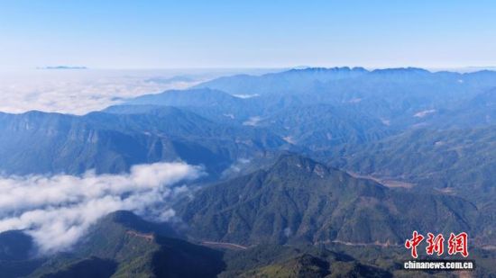 1月3日，福建南平顺昌县宝山风景名胜区云雾翻涌，山顶雾凇凝霜，冬日美景如画。(无人机拍摄)中新网记者 张丽君 摄