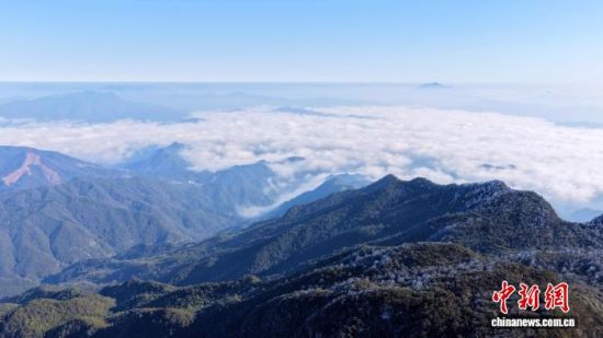 1月3日，福建南平顺昌县宝山风景名胜区云雾翻涌，山顶雾凇凝霜，冬日美景如画。(无人机拍摄)中新网记者 张丽君 摄