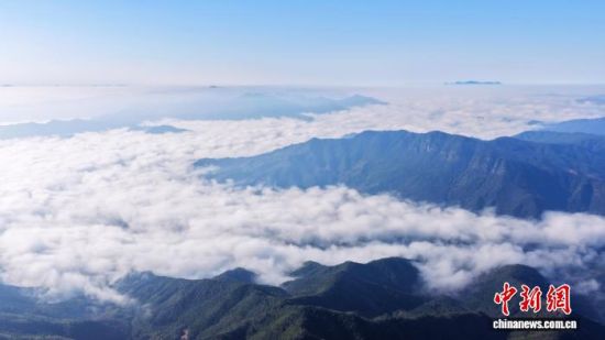 1月3日，福建南平顺昌县宝山风景名胜区云雾翻涌，山顶雾凇凝霜，冬日美景如画。(无人机拍摄)中新网记者 张丽君 摄