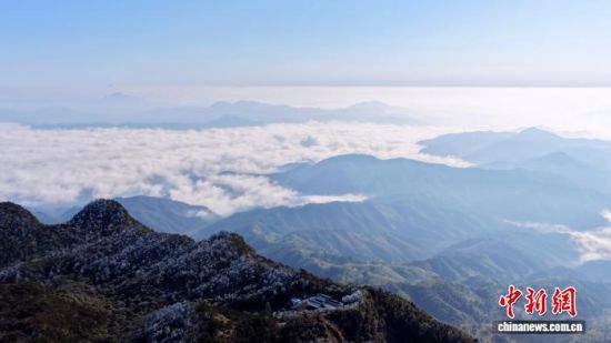 1月3日，福建南平顺昌县宝山风景名胜区云雾翻涌，山顶雾凇凝霜，冬日美景如画。(无人机拍摄)中新网记者 张丽君 摄