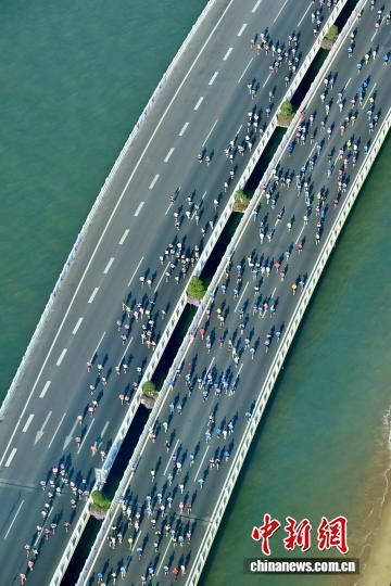 图为选手奔跑在美丽的跨海大桥赛道上。(无人机照片)中新社记者 王东明 摄