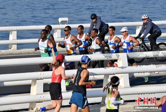 图为男子选手第一集团军奔跑在赛道上。中新社记者 王东明 摄