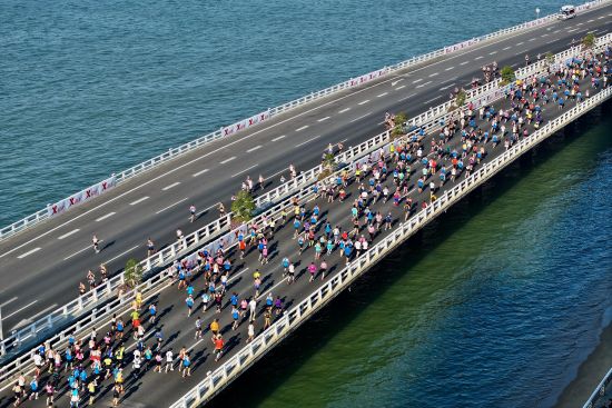 图为选手奔跑在美丽的跨海大桥赛道上。(无人机照片)中新社记者 王东明 摄