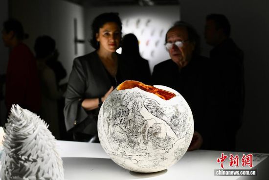 图为外国艺术家参观展览。中新社记者 王东明 摄