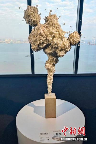 图为第四届“中国白”国际陶瓷艺术大奖赛一等奖作品《这里曾是水》。中新社记者 王东明 摄