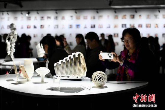 图为观众参观展览。中新社记者 王东明 摄