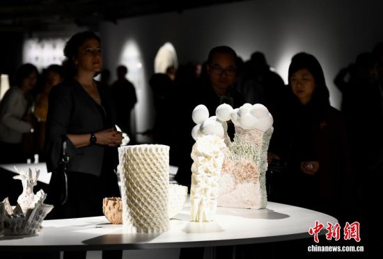 图为观众参观展览。中新社记者 王东明 摄