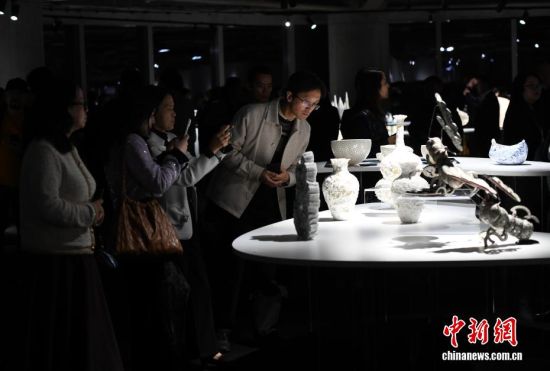 图为展览吸引观众。中新社记者 王东明 摄