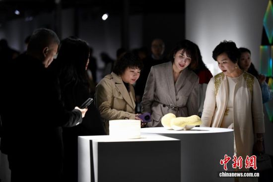 图为观众参观展览。中新社记者 王东明 摄