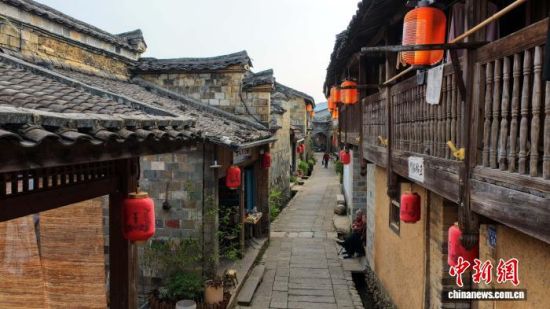 图为古街。(无人机航拍)中新网记者 张丽君 摄