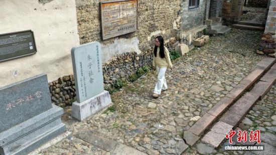 图为朱子社仓。(无人机航拍)中新网记者 张丽君 摄