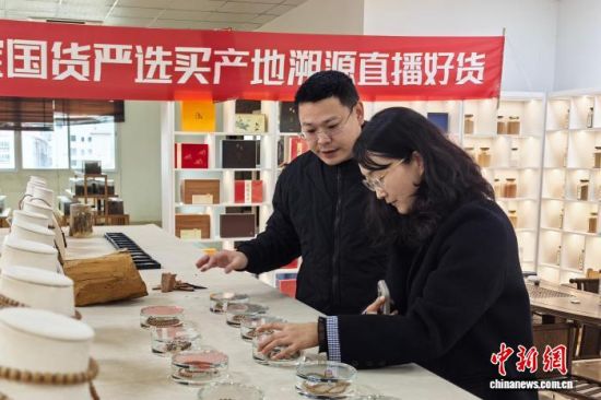 1月28日,兴全香业总经理洪仲森(左)介绍通过产业带溯源直播而畅销的香产品。中新社记者 孙虹 摄 1月28日,兴全香业总经理洪仲森(左)介绍通过产业带溯源直播而畅销的香产品。中新社记者 孙虹 摄
