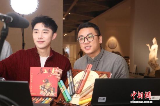 侨乡泉州打造“茶瓷香伴”品牌促产业融合。图为1月28日,网络主播携手非遗代表性传承人在福建泉州开启茶瓷香产业带溯源直播。陶宣 摄 侨乡泉州打造“茶瓷香伴”品牌促产业融合。图为1月28日,网络主播携手非遗代表性传承人在福建泉州开启茶瓷香产业带溯源直播。陶宣 摄