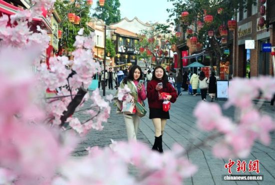 2月10日，民众在福清市利桥历史文化街区参观游玩。中新社记者 张斌 摄