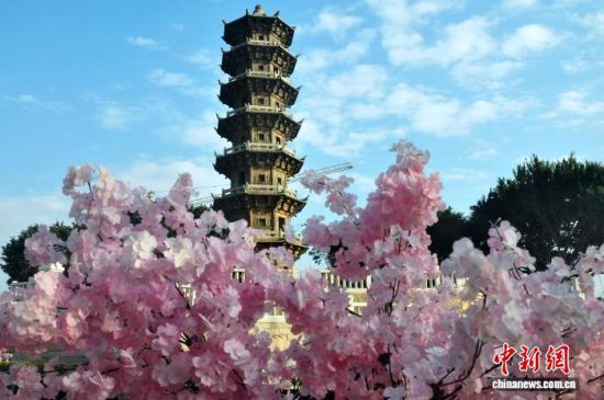 2月10日，福清市利桥历史文化街区上拍摄的古街标志性建筑——瑞云塔。中新社记者 张斌 摄