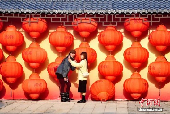 2月10日，游客在福清市利桥历史文化街区拍照留念。中新社记者 张斌 摄