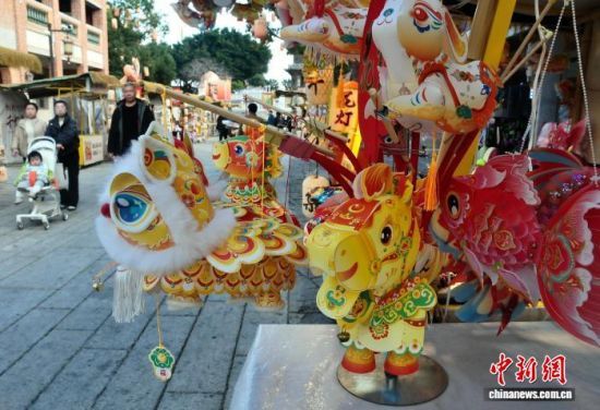 2月10日，民众在福清市利桥历史文化街区参观游玩。中新社记者 张斌 摄