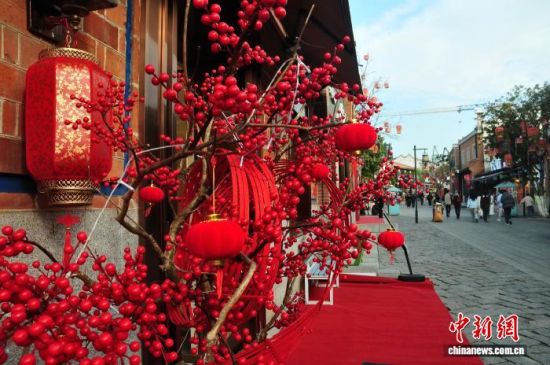 2月10日，福清市利桥历史文化街区张灯结彩，洋溢着浓浓的年味。中新社记者 张斌 摄
