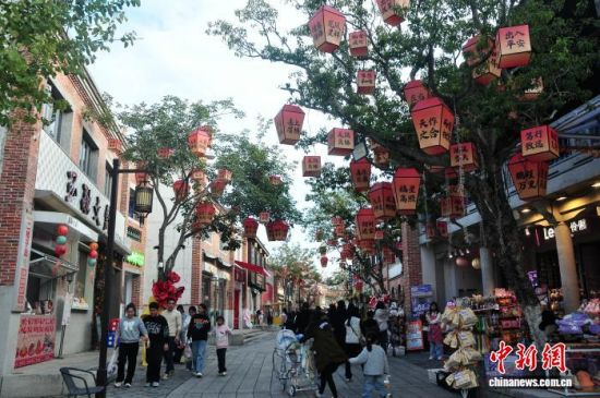 2月10日，福清市利桥历史文化街区张灯结彩，洋溢着浓浓的年味。中新社记者 张斌 摄