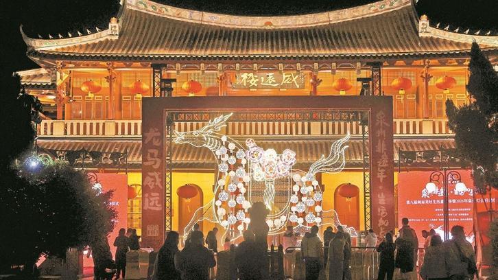 2026年泉州灯会启动 市区威远楼“龙马精神”创意花灯点亮
