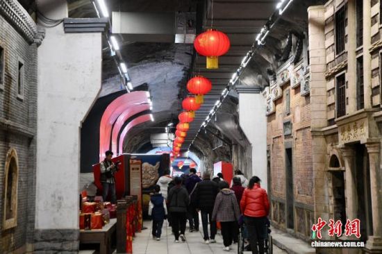 图为民众在防空洞里沉浸式体验福文化。中新社记者 王东明 摄