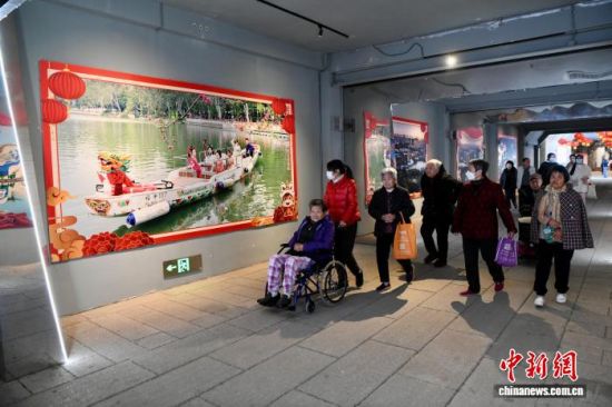 图为民众在防空洞里开启“寻福”之旅。中新社记者 王东明 摄