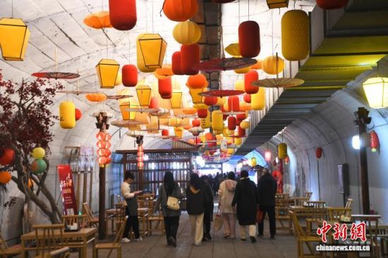 图为民众游览新春氛围浓厚的防空洞。中新社记者 王东明 摄