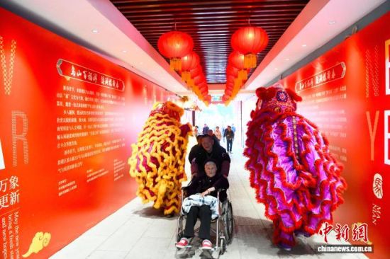 图为民众在防空洞里开启“寻福”之旅。中新社记者 王东明 摄