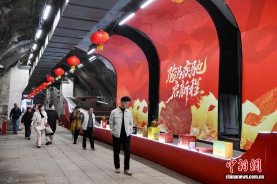 图为民众在防空洞里沉浸式体验福文化。中新社记者 王东明 摄