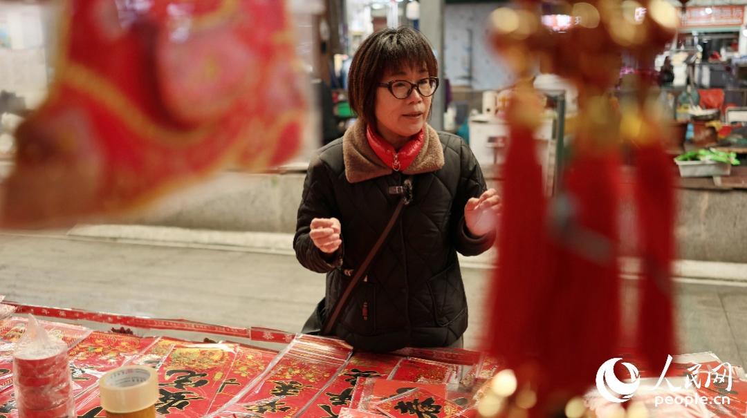 王淑华在选购年货。王淑华。人民网记者 李昌乾摄