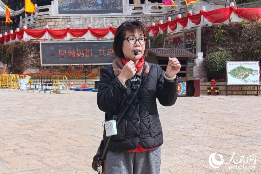 王淑华是湄洲妈祖祖庙唯一的台湾讲解员。人民网记者 林晓丽摄