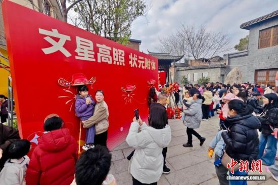 图为市民和游客在螺洲古镇打卡拍照。中新社记者 王东明 摄 图为市民和游客在螺洲古镇打卡拍照。中新社记者 王东明 摄