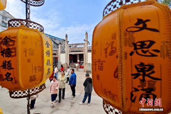 图为游客在螺洲孔庙游玩。中新社记者 王东明 摄 图为游客在螺洲孔庙游玩。中新社记者 王东明 摄