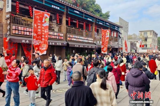 图为市民和游客游逛螺洲古镇。中新社记者 王东明 摄 图为市民和游客游逛螺洲古镇。中新社记者 王东明 摄