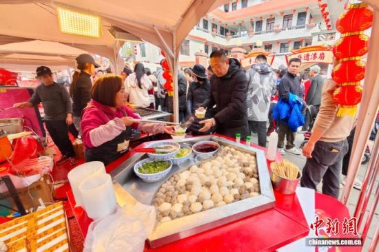 图为螺洲古镇传统美食吸引游客。中新社记者 王东明 摄 图为螺洲古镇传统美食吸引游客。中新社记者 王东明 摄