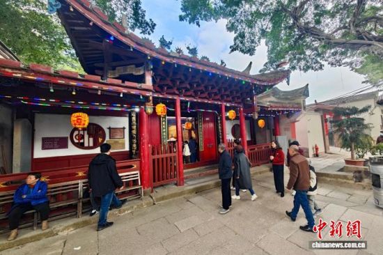 图为游客参观螺洲天后宫。中新社记者 王东明 摄 图为游客参观螺洲天后宫。中新社记者 王东明 摄