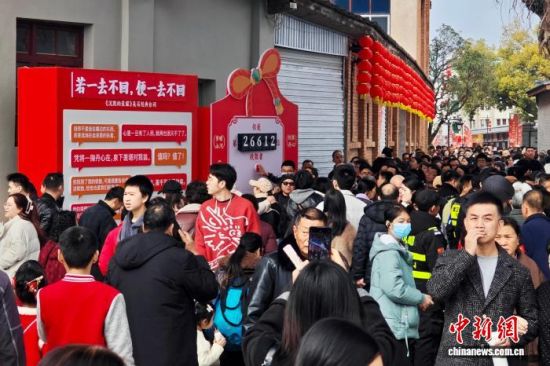 图为游客在吴石故居广场按下“致敬者”按钮表达敬意。中新社记者 王东明 摄 图为游客在吴石故居广场按下“致敬者”按钮表达敬意。中新社记者 王东明 摄