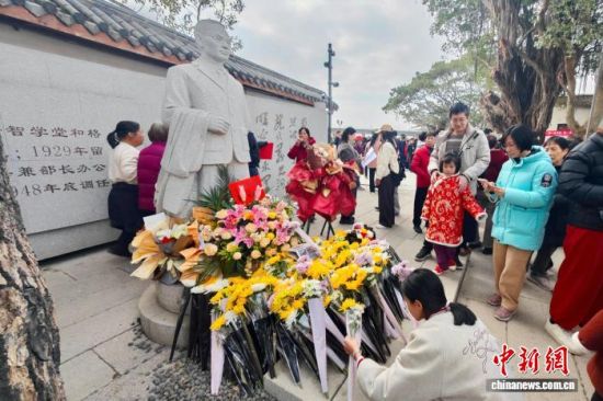 图为游客参观吴石故居。中新社记者 王东明 摄 图为游客参观吴石故居。中新社记者 王东明 摄
