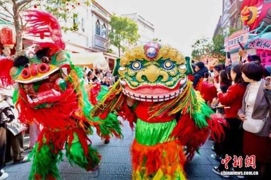 2月19日,福建泉州“迎番货”踩街活动在古城启幕,重现泉州“涨海声中万国商”的繁华盛景,图为舞狮开道巡游。钟欣 摄 2月19日,福建泉州“迎番货”踩街活动在古城启幕,重现泉州“涨海声中万国商”的繁华盛景,图为舞狮开道巡游。钟欣 摄
